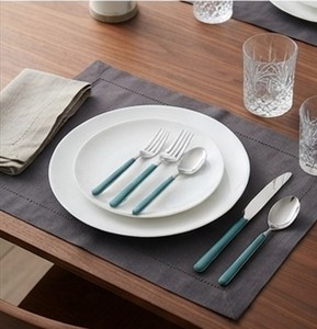 Ensemble de couverts minimalistes avec poignées turquoise, finition miroir haute brillance, compatibles lave-vaisselle, couverts en métal pour mariage et dîner. - Product Image 4