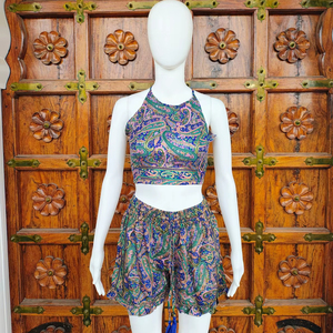 ชุดเซ็ตผ้าซาตินพิมพ์ลายเพสลีย์สไตล์โบฮีเมียนสำหรับผู้หญิง เสื้อครอปคอ halter และกางเกงขาสั้นเอวยางยืด เหมาะสำหรับใส่เที่ยวทะเลในช่วงฤดูร้อน - Product Image 1
