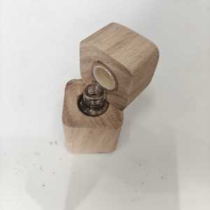 Mini flacon de parfum carré en bois gravé, entièrement fait main, style antique, par B.H CRAFTS (BH-1681) - Product Image 6