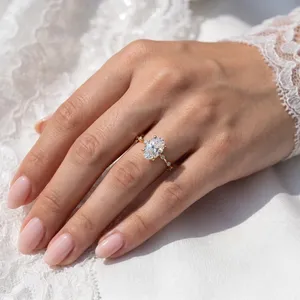 Anillo de Compromiso Clásico para Mujer con Diamante Cultivado en Laboratorio Tishya de 2.75Ct, Corte Brillante, Oro Amarillo de 14K, Color D, SI1, IGI - Product Image 6