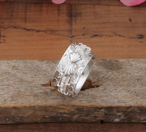 แหวนแต่งงานแบบคลัสเตอร์ประดับเพชรหรูหรา ดีไซน์เนอร์ออกแบบ สำหรับทั้งชายและหญิง เครื่องประดับแฟชั่นทันสมัย สีเงิน คลาสสิก ขายส่งจำนวนมาก - Product Image 2