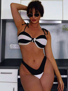 Ensemble bikini femme noir et blanc color block torsadé, haut croisé et bas string, maillot de bain extensible en Spandex et Polyester - Product Image 2
