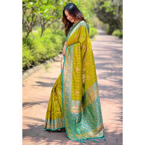 Écharpe en soie douce Elite Weaves, vert et rose, style sari, avec contraste Zari tissé, élégante pour les occasions festives - Product Image 3