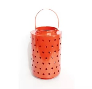 โคมไฟโลหะทาสีแดงพร้อมที่ใส่เทียนรูปดาวสำหรับตกแต่งบ้าน - Product Image 1