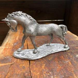 Escultura de caballo de aluminio fundido hecha a mano, elegante estatua equina metálica para decoración de interiores de primera calidad. - Product Image 2