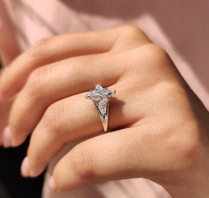 Anillo de diamante cultivado en laboratorio con piedras engastadas en bisel en oro blanco de 14 quilates, diseño contemporáneo de tres piedras, joyería fina para mujer. - Product Image 3