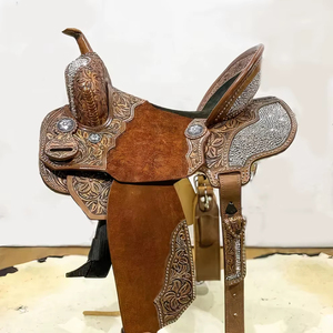 Sillín de caballo estilo Western marrón con incrustaciones florales talladas a mano, remaches y conchos de flor - Product Image 1