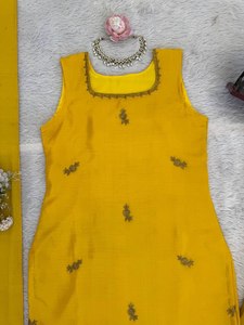 Ensemble Sharara en Soie Jaune Longueur Ras du Sol Coupe Classique 3 Pièces avec Haut en Soie Chinon Brodé, Sharara et Dupatta en Soie Chinon Brodé de Dentelle - Product Image 1