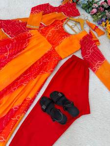 ช้อปเลย! ชุดเดรส Anarkali ดีไซน์เนอร์สไตล์คุณหนูกูร์ราตีลายพิมพ์ Bandhani สีสันสวยงาม คอทรงโอ พร้อมผ้าคลุมไหล่ - Product Image 6