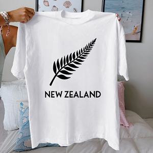 Silueta blanca de un helecho Camiseta de algodón puro Mujer ajuste cómodo - Product Image 2