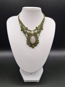 Collar de Macramé Hecho a Mano con Cuarzo Rosa, Cordón Verde Oliva Estilo Boho, Joyería de Piedras Preciosas Rosas para Sanación, Venta al Por Mayor - Product Image 2