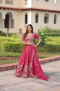Lehenga et Blouse Ornementés de Broderies Zari et de Sequins avec Dupatta en Dentelle de Designer Ornée de Sequins et de Zari - Product Image 3