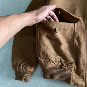 เสื้อแจ็คเก็ตขนเฟลซบุซับในแบบซิป ปักโลโก้ตามสั่ง คอปกพับได้ สำหรับผู้ชาย แจ็คเก็ตลำลองฤดูหนาว ชายเสื้อแบบริบ ทรงเข้ารูปทันสมัย - Product Image 4