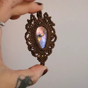 Collier en macramé fait main, pendentif bohème en labradorite, pierre chatoyante, cordon marron réglable, bijoux de guérison, artisanal - Product Image 1