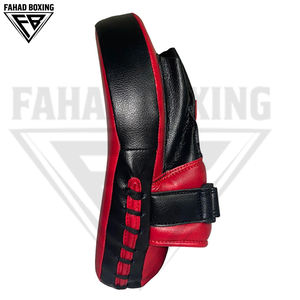 Almohadillas de boxeo curvas duraderas y ligeras de color rojo y negro, vendas de boxeo de cuero y PU duraderas con cierre de gancho y bucle. - Product Image 2