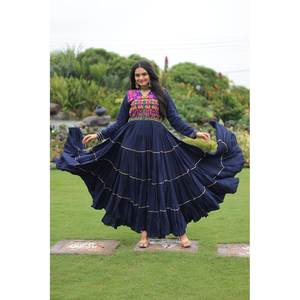 Vestido de Noche Estilo A Especial para Navratri con Bordado Kutchi Gamthi Hecho a Mano y Trabajo de Espejos, Cintura Imperio, Hecho de Tela de Organza - Product Image 3