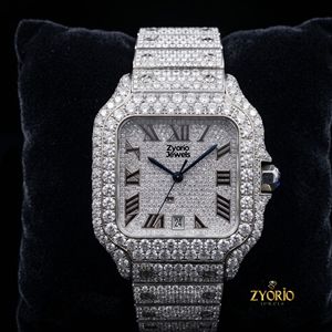 Reloj de Lujo con Incrustaciones de Moissanita para Hombre, Personalizado en Dos Tonos de Oro, Acero Inoxidable, con Diamantes y Números Romanos - Product Image 4