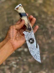 Cuchillo de caza OEM Wirecut de acero de Damasco, tipo Skinner, con mango de asta de ciervo, gancho para desollar, hoja fija, para camping, actividades al aire libre y EDC, con funda de cuero - Product Image 3