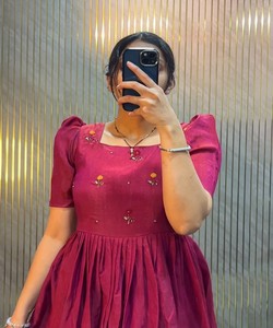 ชุดเดรสปักมือแฟนซี NC VICHITRA แบบมิดิ สวมใส่ได้ทุกวัน ราคาขายส่ง เสื้อผ้าชาติพันธุ์ สีชมพู - Product Image 2