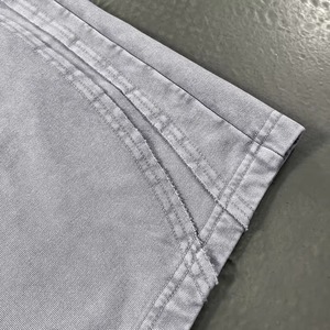 Shorts amples en molleton 100% coton, 400 GSM, effet délavé, coupe décontractée, style streetwear, avec logo brodé. - Product Image 5