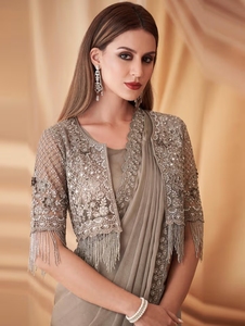 Sari de Diseño KV para Mujer, en Georgette Gris con Adornos, con Blusa Sin Coser - Product Image 3