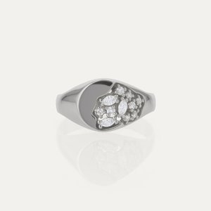 Anillo de Moissanita Plateado en Platino para Mujer, Diseño Hip Hop, Plata de Ley 925, Engaste de Canal, Joyería de Moda Lujosa y Brillante - Product Image 1