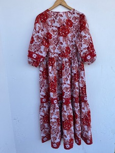 Robe longue en coton rouge à motifs floraux, imprimée à la main, avec bordures et ceinture en tissu, style bohème. - Product Image 1