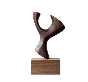 Centro de mesa decorativo de madera de tono natural con etiqueta privada para un estilo orgánico en el hogar y un tema de decoración interior tranquilo. - Product Image 1