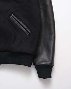Chaqueta Varsity Premium Negra para Hombre, Estilo Clásico de Invierno, Cuello Alto, Logotipo Frontal, Estilo Urbano, 100% Algodón - Product Image 6