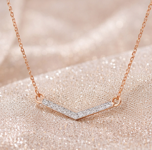 Collar con Colgante de Diamante en Forma de V Minimalista Vintage, Joyería Delicada en Oro Rosa, Elegante para Uso Diario, Regalo para Mujer - Product Image 4