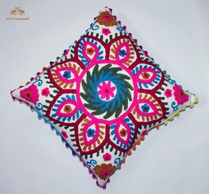 Fabriqué à la main Suzani broderie housse de coussin multicolore Pom Pom fait à la main indien Suzani housse de coussin pour canapé salon décor - Product Image 4