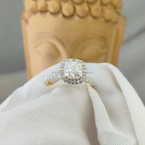 Anillo de Diamantes con Corte Cojín y Diamantes Laterales Brillantes en Oro Amarillo – Una Combinación Brillante de Lujo y Belleza Atemporal - Product Image 1