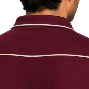 Polo Premium Color Borgoña para Hombre con Franja en el Hombro y Detalle Lateral en Contraste, Bordado de Logotipo Personalizado - Product Image 5