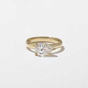 Bague de fiançailles solitaire en diamant de laboratoire East West Pear, minimaliste, délicate, pour un usage quotidien, bijoux élégants en or massif 14k 18k - Product Image 1