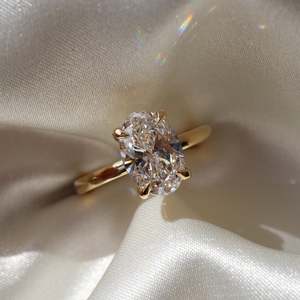 แหวนเพชรเม็ดเดี่ยวทรงรี VVS ทองคำแท้ 14K รับรองโดย IGI เพชรสร้างในห้องปฏิบัติการ ดีไซน์หรูหราแบบหนามเตย แหวนหลากสีสำหรับทั้งชายและหญิง - Product Image 6