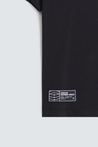 เสื้อยืดโอเวอร์ไซส์สีดำสำหรับผู้ชาย แขนสั้น คอกลม ผ้าเจอร์ซีย์คอตตอน 100% น้ำหนัก 240 กรัม ทรงปกติ ยาวปกติ เป็นมิตรกับสิ่งแวดล้อม - Product Image 6