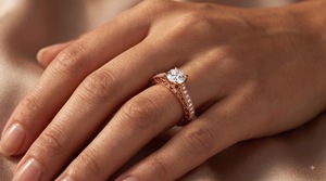Bague de fiançailles solitaire, style romantique minimaliste, diamant de laboratoire taille brillant, pavé de pierres latérales, sertissage à griffes, or 14 carats - Product Image 3