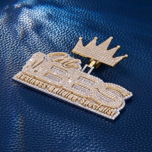 Colgante de Plata de Ley 925 con Moissanita y Baño de Rodio para Hombre, Diseño de Corazón Bicolor con Cierre Certificado y Letra de Nombre Personalizada, Joyería de Rapero - Product Image 2