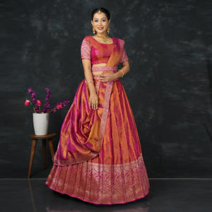 Lehenga Choli en Soie Banarasi Royale, Tissage Zari Riche, Motifs Traditionnels, Jupe Évasée Imposante, Tenue de Mariage, de Plage ou de Remise de Diplôme - Product Image 4