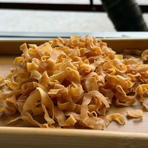 Chips de Coco, Snack Hecho con Pulpa de Coco Madura Natural, Tostado, Dulce/Salado, Envasado al Vacío, Crujiente, Listo para Comer, Origen Vietnam - Product Image 2