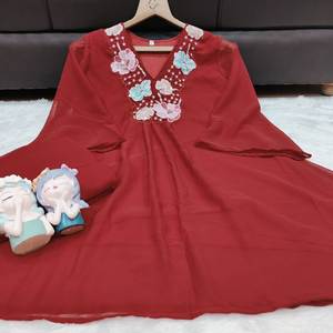 La temporada festiva requiere atuendos que brillen con la misma luminosidad que las celebraciones. Con este conjunto festivo de georgette puro, ¡estás listo para la fiesta! - Product Image 5