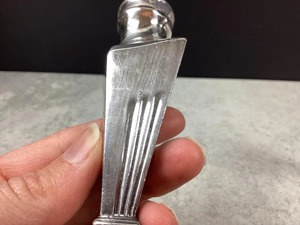 Ensemble décoratif de salière et poivrière vintage en argent, idéal pour la mise en scène de table et l'utilisation quotidienne à la salle à manger, provenant d'Inde. - Product Image 6