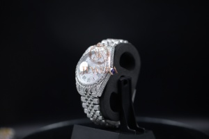 Montre classique en moissanite au design unique pour les occasions spéciales professionnelles et le luxe au quotidien, disponible au meilleur prix - Product Image 2