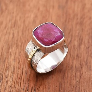Anillo de Plata de Ley 925 con Rubí en Corte Cojín, Banda Ancha, Regalo Cristiano con Piedra Preciosa para Mujer - Product Image 2