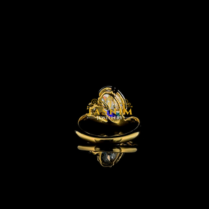 Anillo de Compromiso Tasnim para Mujer con Moissanita VVS Corte Pera Solitario, Engaste de Puntas, Estilo Clásico, Banda Plateada Bañada en Oro - Product Image 4