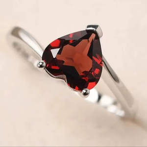 Anillo de Plata de Ley con Granate Rojo Natural Vintage y Gema Tallada en Forma de Pera - Regalo para Compromiso, Boda y Fiesta - Product Image 1