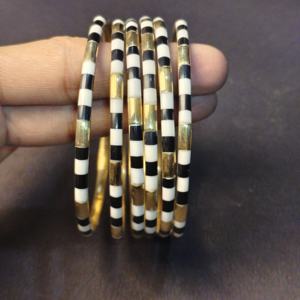 Juego de 6 Brazaletes Apilables de Latón Fino con Patrón a Cuadros de Esmalte Blanco y Negro - Joyería de Muñeca Metálica con Diseño Gráfico Moderno - Product Image 5