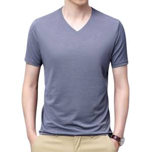 เสื้อยืดคอวีผู้ชาย ผ้าฝ้ายแท้จากโรงงาน ผลิตโดยผู้ผลิต OEM สวมใส่สบาย ระบายอากาศดี สไตล์ลำลอง สตรีทแวร์ - Product Image 1