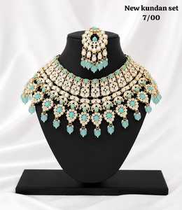 Ensemble de collier long plaqué or avec perles et pierres Kundan Polki, accompagné d'un Maang Tikka |   Ensemble de bijoux de mariée indiens traditionnels pour femmes - Product Image 4