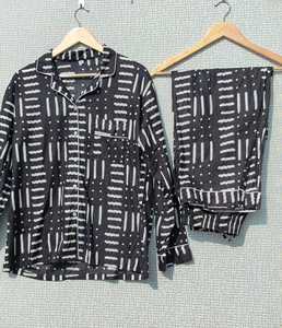 Conjunto de Pijama de Algodón con Estampado Artesanal: Ropa de Dormir Ligera para Mujer - Product Image 4